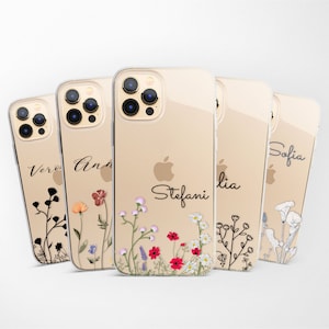 Puede incluir: Cinco fundas transparentes para teléfono con diseños florales y nombres personalizados. Los nombres son "Sofia", "Lia", "Stefani", "Ann" y "Vero".