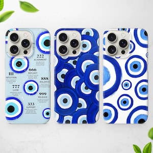 Könnte beinhalten: Drei Handyhüllen mit einem blauen Evil-Eye-Design. Die Hüllen haben verschiedene Hintergründe: hellblau, einfarbig blau und weiß. Jede Hülle hat eine einzigartige Anordnung des Augensymbols und Textes.