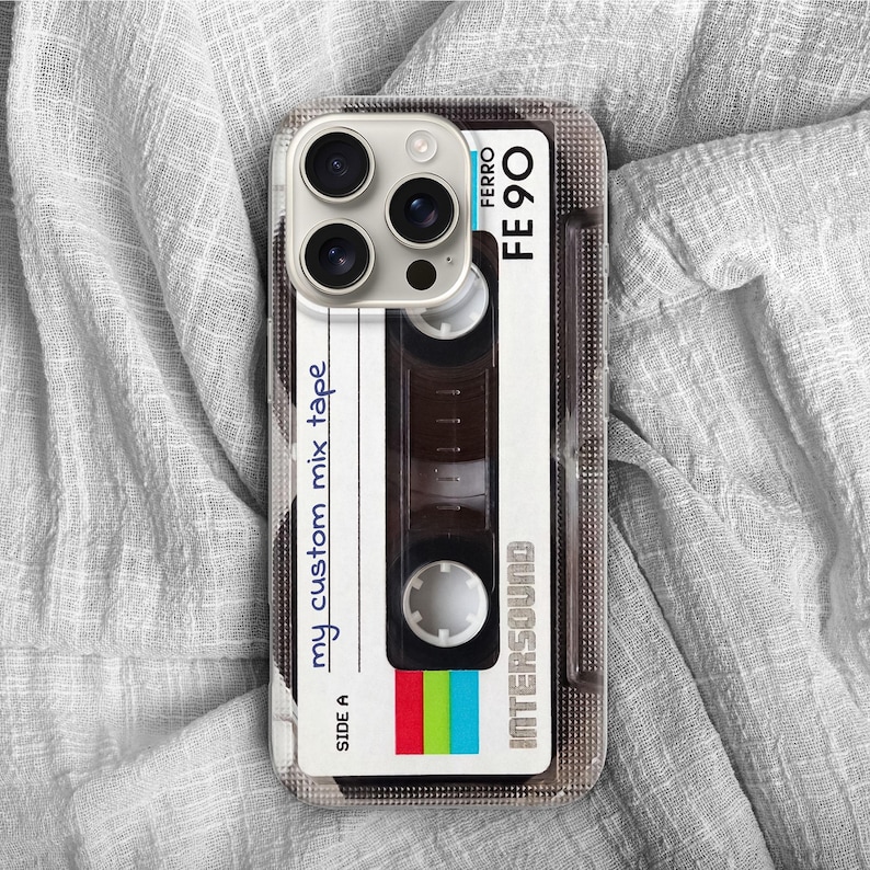 Puede incluir: Una funda para smartphone con un dise&ntilde;o de cinta de casete retro y una etiqueta blanca impresa con el texto my custom mix tape, FE 90 e INTERSOUND. El dise&ntilde;o incluye un carrete de cinta negro, bloques de color rojo, verde y azul y side A.