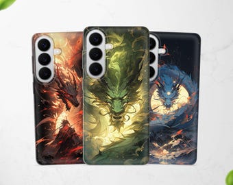 Può includere: Tre custodie per telefono con illustrazioni di draghi. La prima custodia presenta un drago rosso, la seconda un drago verde e la terza un drago blu. Ogni custodia ha un modulo fotocamera nero con tre lenti.