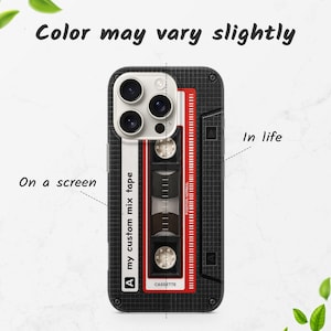 Puede incluir: Una funda de smartphone negra con un gr&aacute;fico de casete retro, detalles en rojo y el texto "my custom mix tape" y "CASSETTE". El dise&ntilde;o incluye un patr&oacute;n de cuadr&iacute;cula, un recorte para la c&aacute;mara y los textos "Color may vary slightly", "On a screen" e "In life".