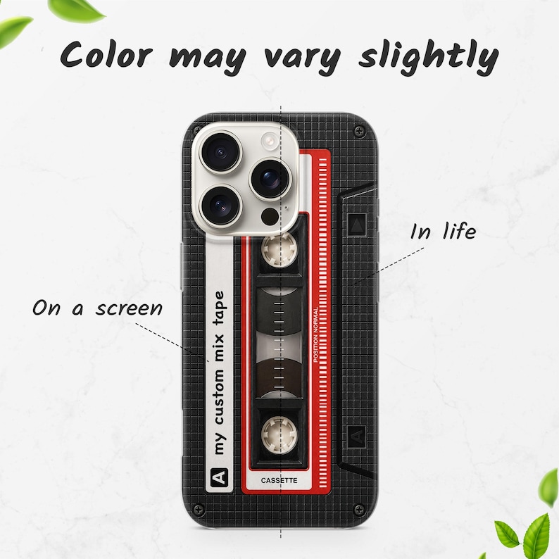 Puede incluir: Una funda de smartphone negra con un gr&aacute;fico de casete retro, detalles en rojo y el texto "my custom mix tape" y "CASSETTE". El dise&ntilde;o incluye un patr&oacute;n de cuadr&iacute;cula, un recorte para la c&aacute;mara y los textos "Color may vary slightly", "On a screen" e "In life".
