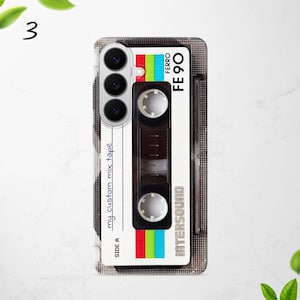 Puede incluir: Una funda transparente para smartphone con un dise&ntilde;o de cinta de casete retro. El gr&aacute;fico incluye el texto "my custom mix tape", "SIDE A", "FERRO FE 90" e "INTERSOUND" con bloques de color rojo, verde y azul. La funda tiene tres recortes circulares.