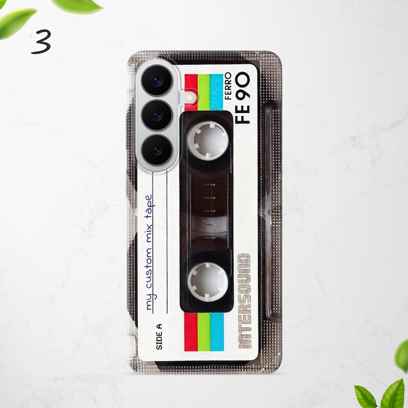 Puede incluir: Una funda transparente para smartphone con un dise&ntilde;o de cinta de casete retro. El gr&aacute;fico incluye el texto "my custom mix tape", "SIDE A", "FERRO FE 90" e "INTERSOUND" con bloques de color rojo, verde y azul. La funda tiene tres recortes circulares.