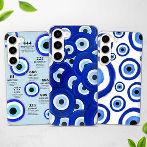 Puede incluir: Tres fundas para teléfono con diferentes diseños. Una funda es azul claro con símbolos de ojo blancos y azules y texto. La segunda funda es azul con símbolos de ojo azules superpuestos. La tercera funda es blanca con símbolos de ojo azules.