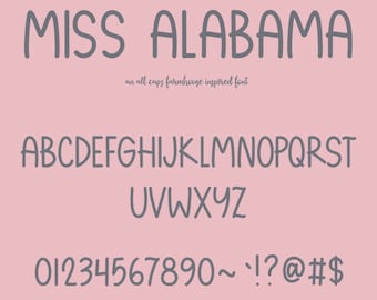 Pode incluir: Um design de fonte chamado "Miss Alabama" em estilo farmhouse. A fonte é toda em maiúsculas e inclui letras, números e símbolos.