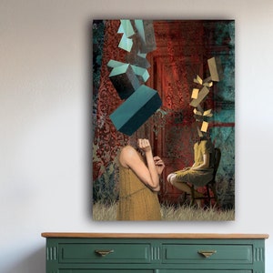 Puede incluir: Un armario verde con dos puertas y dos cajones. El armario tiene una tapa de madera y tiradores de latón. El armario está delante de una pared blanca con un cuadro colgado. El cuadro es de una mujer con una caja en la cabeza. La mujer lleva un vestido amarillo y está sentada en una silla. El cuadro es de estilo moderno.