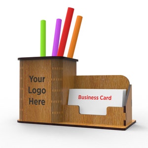 Puede incluir: Organizador de escritorio de madera con un portaplumas, un porta tarjetas de visita y el texto "Your Logo Here" grabado en la parte delantera.
