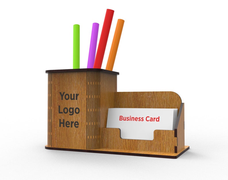 Puede incluir: Organizador de escritorio de madera con un portaplumas, un porta tarjetas de visita y el texto "Your Logo Here" grabado en la parte delantera.