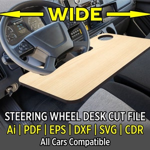 Puede incluir: Un escritorio de madera que se fija a un volante. El escritorio es lo suficientemente ancho como para sostener una computadora portátil u otros artículos. El escritorio es compatible con todos los automóviles. La imagen incluye el texto "WIDE" y "STEERING WHEEL DESK CUT FILE Ai | PDF | EPS | DXF | SVG | CDR All Cars Compatible".