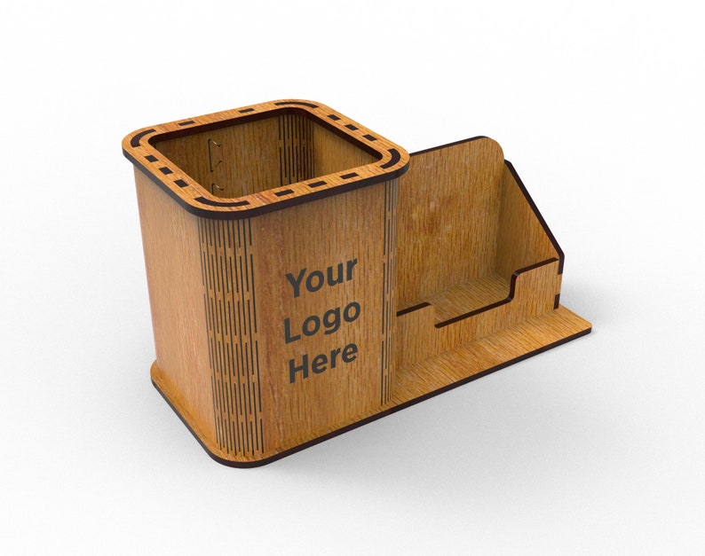 Puede incluir: Organizador de escritorio de madera con un portaplumas y un compartimento separado para tarjetas de visita. El organizador es marr&oacute;n con un patr&oacute;n de veta de madera y tiene el texto "Your Logo Here" grabado en la parte delantera.
