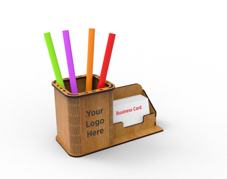 Puede incluir: Organizador de escritorio de madera con un portaplumas y un porta tarjetas de visita. El portaplumas tiene cuatro bol&iacute;grafos de colores y el porta tarjetas de visita tiene el texto "Business Card" impreso. El organizador tiene el texto "Your Logo Here" impreso.