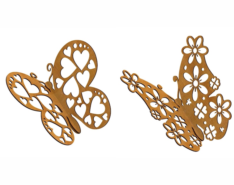 Pu&ograve; includere: Due ritagli di farfalle in legno. Una farfalla presenta ritagli a forma di cuore, mentre l'altra ha ritagli a forma di fiore. Entrambe le farfalle sono di colore marrone caldo e sono su uno sfondo bianco.