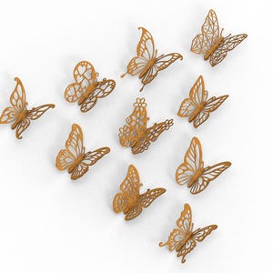 Pu&ograve; includere: Un gruppo di dieci farfalle decorative in metallo color ruggine-arancio, disposte su sfondo bianco. Ogni farfalla presenta intricati motivi traforati e dettagliati disegni alari. Ideali per la decorazione murale.