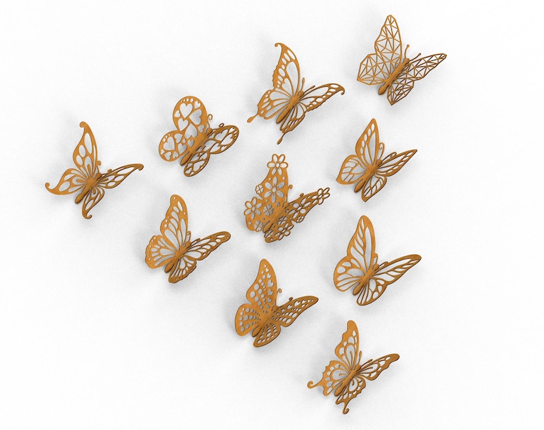 Pu&ograve; includere: Un gruppo di dieci farfalle decorative in metallo color ruggine-arancio, disposte su sfondo bianco. Ogni farfalla presenta intricati motivi traforati e dettagliati disegni alari. Ideali per la decorazione murale.
