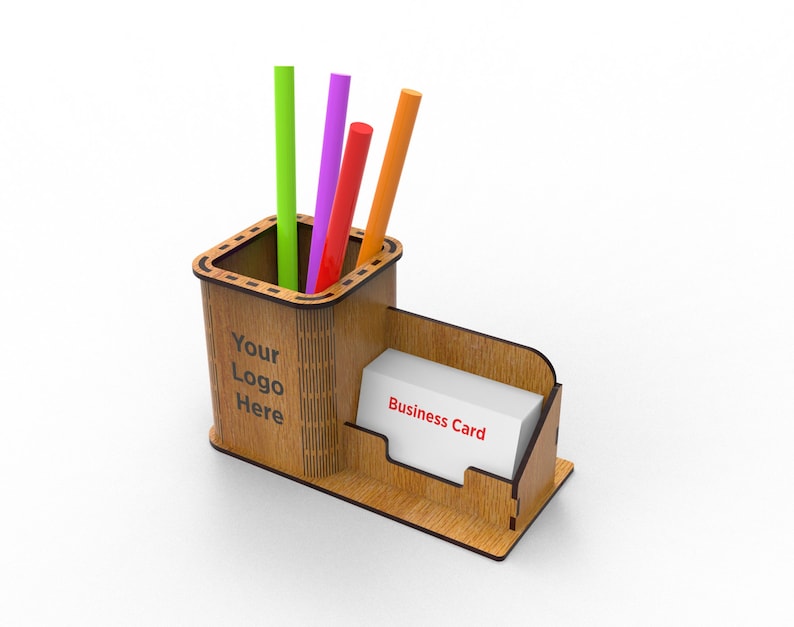 Puede incluir: Organizador de escritorio de madera con un portaplumas y un porta tarjetas de visita. El portaplumas tiene cuatro plumas: verde, morado, naranja y rojo. El porta tarjetas de visita tiene una tarjeta blanca con el texto "Business Card" impreso en ella. El organizador tiene el texto "Your Logo Here" impreso en la parte delantera.