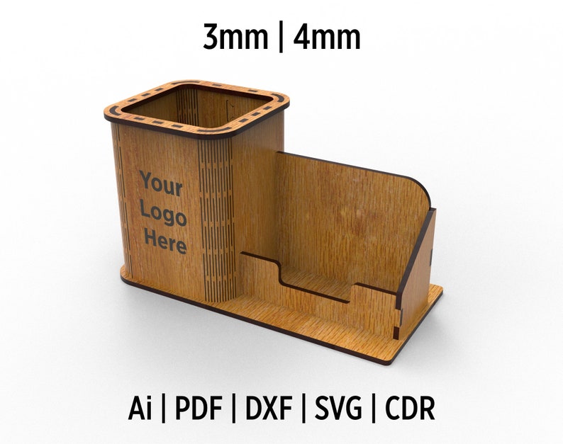Puede incluir: Organizador de escritorio de madera con un portaplumas y un porta tarjetas. El portaplumas tiene el texto "Your Logo Here" en la parte delantera. El organizador est&aacute; hecho de madera de 3 mm o 4 mm de grosor.