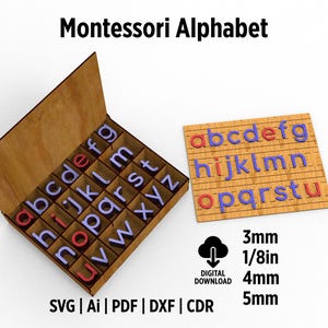 Op de afbeelding: Een Montessori alfabetset van hout met rode en blauwe letters. De set bevat een doos met individuele vakken voor elke letter en een apart houten bord met het alfabet. De tekst "Montessori Alphabet" is ook zichtbaar.