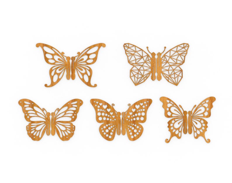 Pu&ograve; includere: Cinque ritagli di farfalle in legno in vari disegni. Le farfalle sono di un caldo colore legno naturale e presentano intricati motivi alari. I disegni includono trafori e forme geometriche, perfetti per progetti di artigianato o decorazioni per la casa.