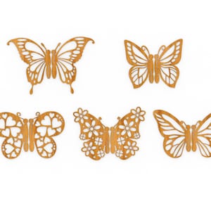 Pu&ograve; includere: Cinque ritagli di farfalle in legno in vari disegni. Le farfalle sono di un caldo colore marrone e presentano dettagli intricati, tra cui motivi a cuore e floreali. Ideali per progetti di artigianato.