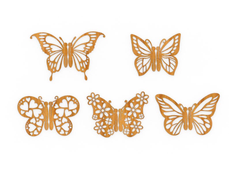 Pu&ograve; includere: Cinque ritagli di farfalle in legno in vari disegni. Le farfalle sono di un caldo colore marrone e presentano dettagli intricati, tra cui motivi a cuore e floreali. Ideali per progetti di artigianato.