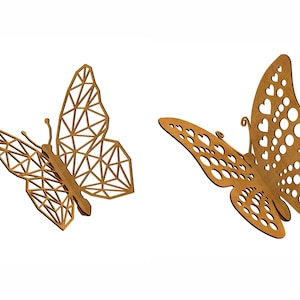 Pu&ograve; includere: Due decorazioni a farfalla in legno. Una farfalla presenta un design geometrico, mentre l'altra ha ritagli a forma di cuore e cerchio. Entrambe sono di colore marrone caldo e sembrano essere in legno.