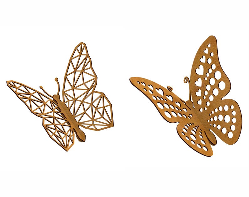 Pu&ograve; includere: Due decorazioni a farfalla in legno. Una farfalla presenta un design geometrico, mentre l'altra ha ritagli a forma di cuore e cerchio. Entrambe sono di colore marrone caldo e sembrano essere in legno.