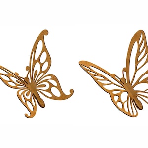 Pu&ograve; includere: Due ritagli di farfalle in legno con intricati disegni alari. Le farfalle sono di un caldo colore marrone e sembrano essere fatte di legno. Le ali presentano un delicato motivo traforato, su sfondo bianco.
