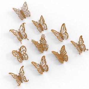 Pu&ograve; includere: Una collezione di dieci farfalle decorative in vari disegni. Le farfalle sono realizzate in un materiale marrone dorato e sono disposte su uno sfondo bianco. I disegni includono motivi traforati e dettagli floreali.