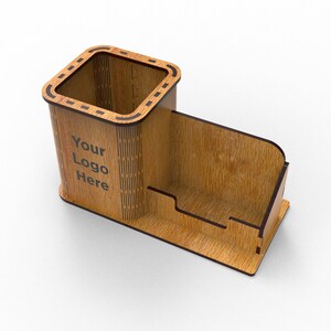Puede incluir: Organizador de escritorio de madera con un portaplumas cuadrado y un compartimento rectangular para tarjetas de visita. El portaplumas tiene un borde negro y el texto "Your Logo Here" est&aacute; grabado en la parte delantera.