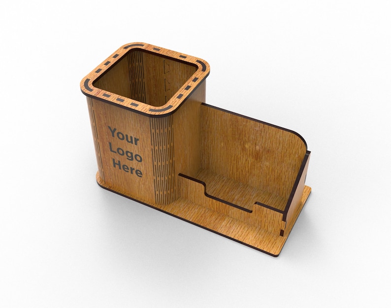 Puede incluir: Organizador de escritorio de madera con un portaplumas cuadrado y un compartimento rectangular para tarjetas de visita. El portaplumas tiene un borde negro y el texto "Your Logo Here" est&aacute; grabado en la parte delantera.
