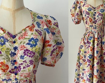 Mooie bloemenjurk uit de jaren 40 | Geverfde schelpknopen Sweetheart halslijn Rayon Taffeta | Vintage bruiloft mode kleding
