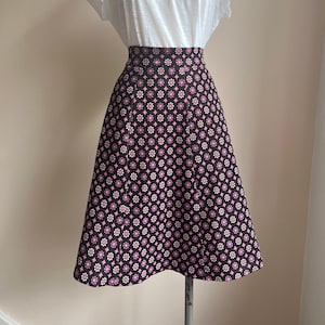 Jupe fleurie des années 60-70 coupe trapèze taille haute Fleurs violettes roses Crimplene Vêtements de mode vintage image 1