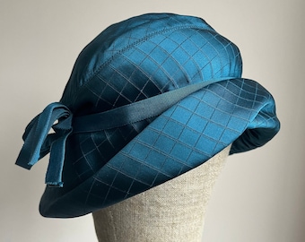 Sombrero elegante de la década de 1950 / Arco de rejillas tejidas azul pavo real brillante / Accesorios de moda de sombrerería de boda de mediados de siglo