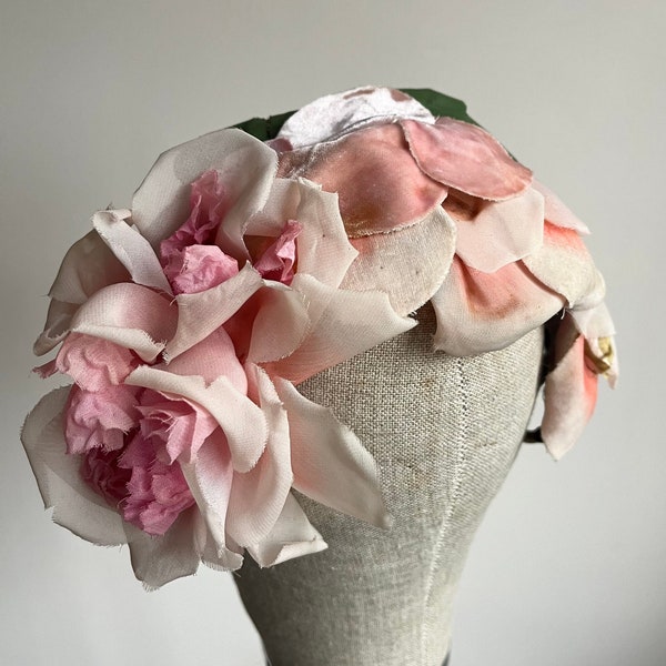 Demi-casquette des années 1950 à 1960 | Fleurs en velours roses roses | Coiffe bandeau bibi | Accessoires de mode pour chapellerie de mariage Mid-Century