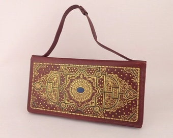 Pochette en cuir florentin des années 1960 | Sac de soirée en cuir bordeaux orné d'or métallisé | Accessoires vintage | Par Vogini Venise, Italie