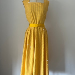 Zonnige gele dagjurk uit de jaren 50 Volledige rok madeliefjes katoen Vintage zomerkleding uit het midden van de eeuw afbeelding 3