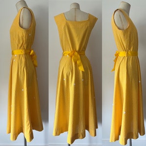 Zonnige gele dagjurk uit de jaren 50 Volledige rok madeliefjes katoen Vintage zomerkleding uit het midden van de eeuw afbeelding 5