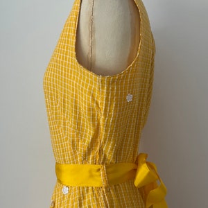 Zonnige gele dagjurk uit de jaren 50 Volledige rok madeliefjes katoen Vintage zomerkleding uit het midden van de eeuw afbeelding 7