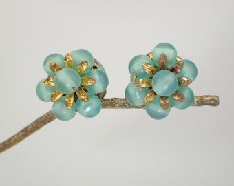 Boucles d'oreilles fleurs années 50 | Grappe de perles de verre bleu | Clip sur non percé | vintage milieu du siècle | Bijoux Bijoux