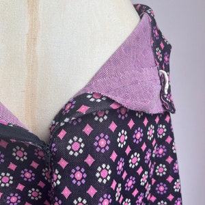 Jupe fleurie des années 60-70 coupe trapèze taille haute Fleurs violettes roses Crimplene Vêtements de mode vintage image 9