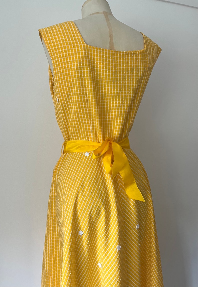 Zonnige gele dagjurk uit de jaren 50 Volledige rok madeliefjes katoen Vintage zomerkleding uit het midden van de eeuw afbeelding 6