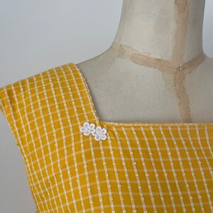 Zonnige gele dagjurk uit de jaren 50 Volledige rok madeliefjes katoen Vintage zomerkleding uit het midden van de eeuw afbeelding 9
