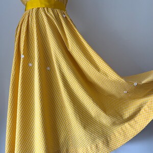 Zonnige gele dagjurk uit de jaren 50 Volledige rok madeliefjes katoen Vintage zomerkleding uit het midden van de eeuw afbeelding 4
