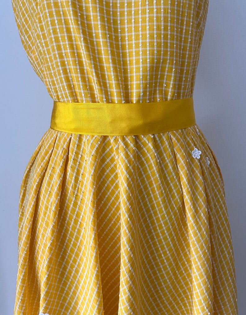 Zonnige gele dagjurk uit de jaren 50 Volledige rok madeliefjes katoen Vintage zomerkleding uit het midden van de eeuw afbeelding 8