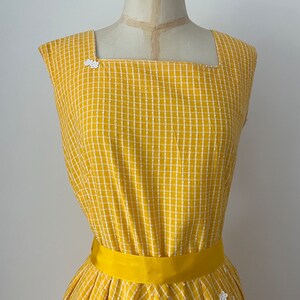 Zonnige gele dagjurk uit de jaren 50 Volledige rok madeliefjes katoen Vintage zomerkleding uit het midden van de eeuw afbeelding 2