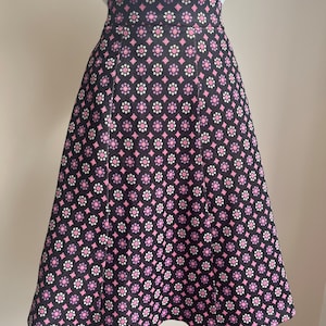 Jupe fleurie des années 60-70 coupe trapèze taille haute Fleurs violettes roses Crimplene Vêtements de mode vintage image 2