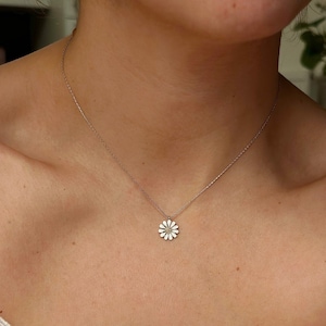 Minimalistiskt prästkragehalsband för kvinnor | 925 sterlingsilver | Halsband med vitt blommotiv | Prästkragekedja i guld och silver | Present till flickvännen