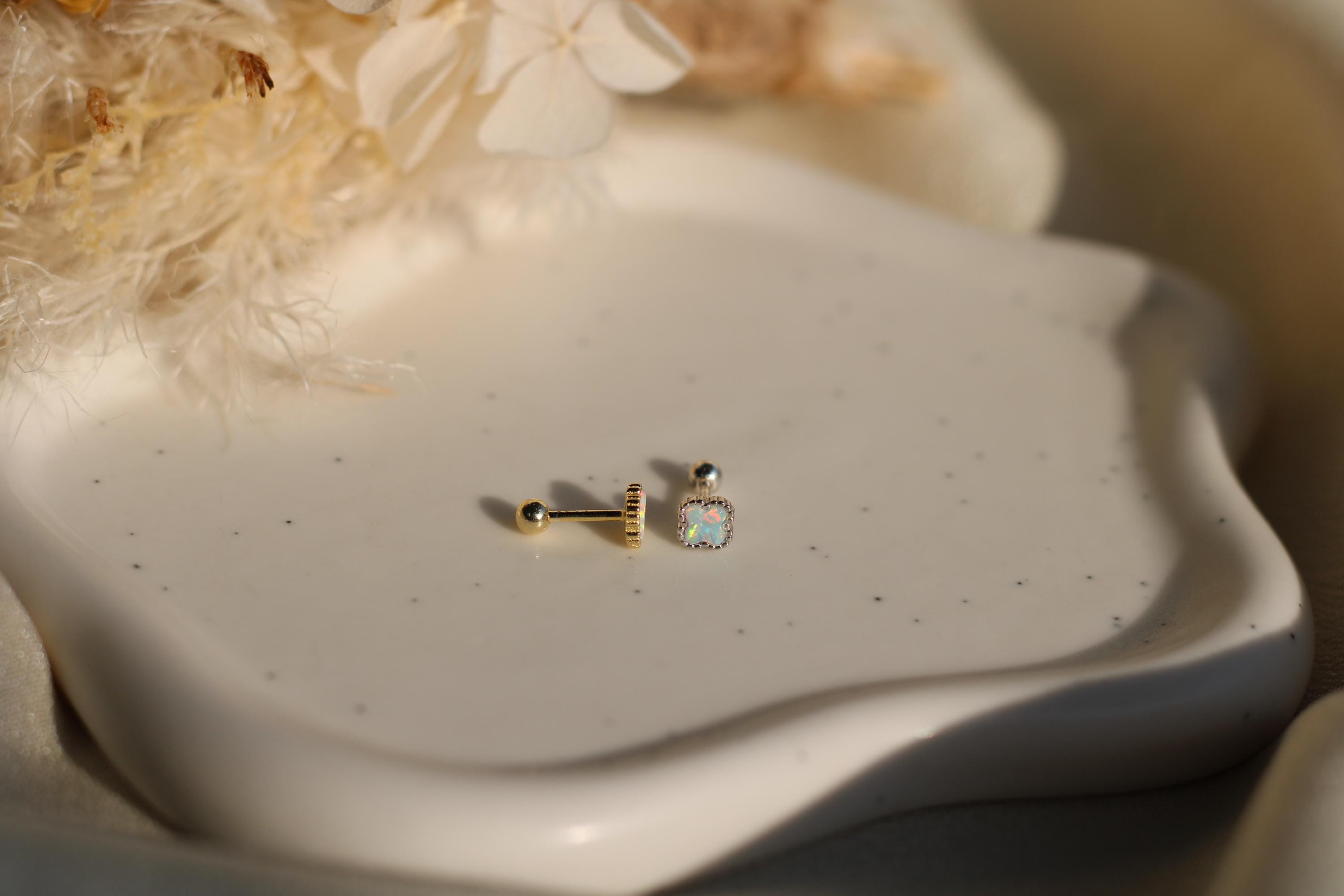 Orecchini a bottone in argento sterling placcato in metallo prezioso