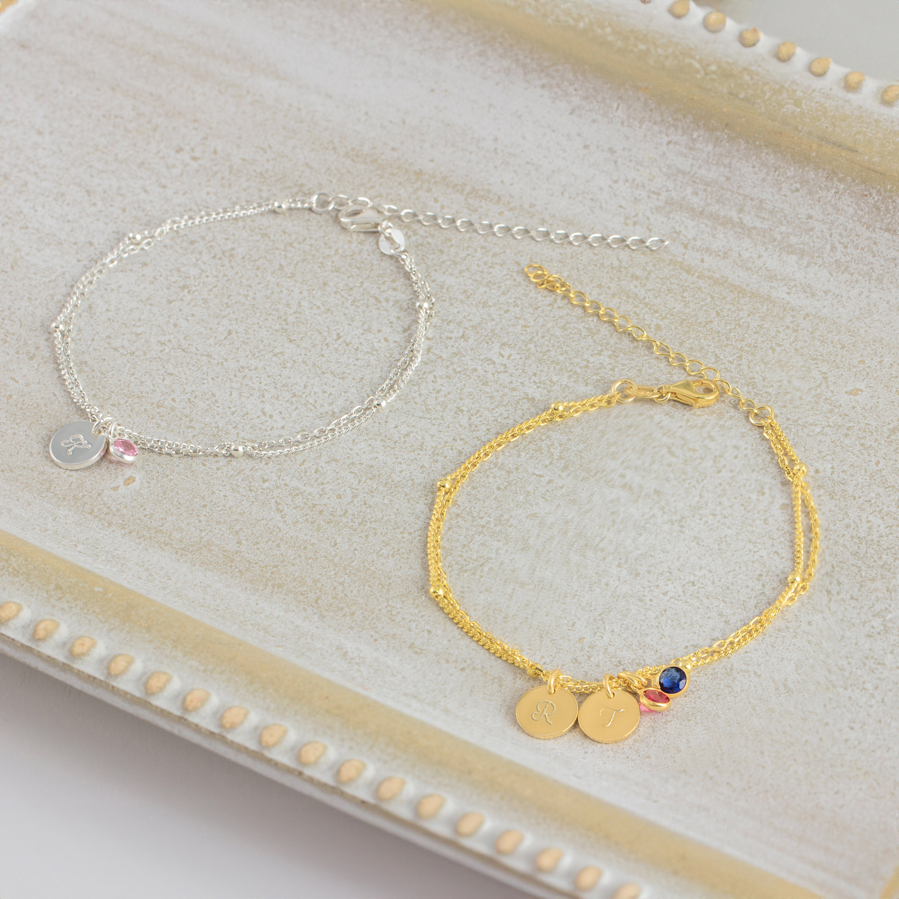 誕生石入りゴールド、シルバーのイニシャル入りパーソナライズ